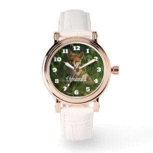 Relógio Lobo Cinza bonito numa Floresta Escura