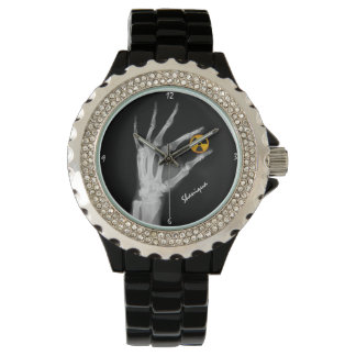 Relógio Mão Segurando um Símbolo de Radiação