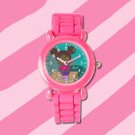 Relógio Menina rosa crescendo com nome<br><div class="desc">Um relógio rosa giro para crianças com uma garota Afro-Americana extremamente feliz (seu gato ao seu lado), porque sua planta está crescendo. Personalize o relógio com o nome da criança. Escolha uma cor ou estilo diferente, se desejar. © ArianeC Ilustrações — Todos os direitos reservados</div>