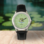 Relógio Monitoramento de Sapos Bonitos com Números<br><div class="desc">Um relógio verde com números,  uma ilustração de um sapo fofo no seu lago e texto personalizável abaixo! Um belo presente para um garoto de aniversário,  os números vão permitir que ele aprenda os tempos mais facilmente!</div>