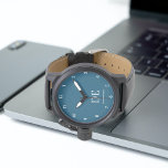 Relógio Monograma azul minimalista do oceano moderno<br><div class="desc">Este design moderno apresenta iniciais tipográficas e nome para uma sensação minimalista que pode ser facilmente personalizada.</div>