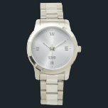 Relógio Monograma de Numerações Romanas de Prata Metálica<br><div class="desc">Imagem elegante,  esbranquiçada e minimalista do impressão de textura metálica brilhante de aço inoxidável prateado,  com numeros romanos e um monograma personalizável.</div>
