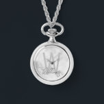 Relógio Monograma e Nome Personalizados de Script Moderno<br><div class="desc">Monograma personalizado e presentes de nome minimalista moderno Este design apresenta um nome personalizado no estilo de fonte e monograma do script de escrita manual moderno da cinza de luz, estilo de fonte sans moderno da cinza de luz como fundo, em fundo de mármore branco. Perfeito como presentes de dia...</div>