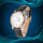 Relógio Monograma inicial mínimo simples Numerais pretos |<br><div class="desc">Experimente a elegância do eterno com este incrível relógio com um gabinete clássico de ouro rosa a par de uma pulseira preta inspirada na safra. O refinado design inclui um sofisticado discagem em preto com números minimalistas e um delicado monograma inicial, criando um contraste chico contra os tons quentes de...</div>