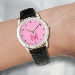 Relógio Monograma Mínimo Elegante Rosa<br><div class="desc">Monograma personalizado, cor-de-rosa-bebê e magenta quente, com números pretos simples. Este chic, vigiado feminino, combina o estilo clássico com um toque divertido e personalizado. Apresenta uma inicial magenta, cor-de-rosa, em negrito, sobre um fundo cor-de-rosa claro para bebês (nota: o rosa é uma cor lisa e plana sem brilho), com números...</div>