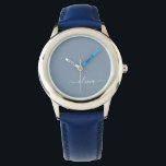 Relógio Monograma Moderno Minimalista Dusty Blue Elegante<br><div class="desc">Apresentando nossa Coleção Elegante de Monograma Moderno Minimalista e Dusty: Eleve seu estilo com sofisticação e charme de eterno subestimados. Nossa coleção apresenta designs minimalistas em uma matiz azul suja, aperfeiçoada com monogramas elegantes adaptados ao seu gosto pessoal. De papelaria refinada a acessórios versáteis, cada peça da nossa coleção é...</div>
