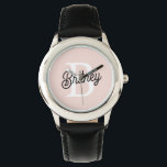 Relógio Monograma Personalizado Moderno e Nome Pastel Rosa<br><div class="desc">Apresentando nosso Monograma Personalizado Moderno e o Nome Pastel Pink Watch, um cronograma sofisticado e na moda que combina personalização com elegância. Este relógio apresenta um design cor-de-rosa pastel macio, realçado pelo seu monograma e nome personalizado, fazer-o como acessório único para qualquer ocasião. Perfeito por adicionar um toque de talento...</div>