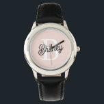 Relógio Monograma Personalizado Moderno e Nome Pastel Rosa<br><div class="desc">Apresentando nosso Monograma Personalizado Moderno e o Nome Pastel Pink Watch, um cronograma sofisticado e na moda que combina personalização com elegância. Este relógio apresenta um design cor-de-rosa pastel macio, realçado pelo seu monograma e nome personalizado, fazer-o como acessório único para qualquer ocasião. Perfeito por adicionar um toque de talento...</div>