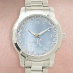 Relógio Nome do Monograma da Glitter de Prata de Metal Bru<br><div class="desc">Personalize facilmente este design de relógio chic moderno com brilho bonito prateado em um fundo metálico azul escovado.</div>