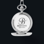 Relógio Nome e Monograma da Bridesmaid Personalizada<br><div class="desc">Donativos Personalizados Elegantes de Bridesmaid que apresentam um monograma personalizado no estilo de letra preto elegante do script com o nome e o título da bridesmaid no estilo de letra serif clássico em fundo branco. Perfeito também para padrinhos de casamento, melhor homem, pai da noiva, madrinha de casamento, florista, mãe...</div>