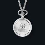 Relógio Nome e Monograma da Bridesmaid Personalizada<br><div class="desc">Donativos Personalizados Elegantes de Bridesmaid que apresentam monograma personalizado no estilo de letra de script elegante da cinza com nome e título da bridesmaid no estilo de letra serif clássico em fundo de mármore branco. Perfeito também para padrinhos de casamento, melhor homem, pai da noiva, madrinha de casamento, florista, mãe...</div>