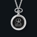 Relógio Nome e monograma do Padrinho de casamento personal<br><div class="desc">Presentes personalizados de Padrinho de casamento preto e branco legantes que apresentam um monograma personalizado no estilo de letra de script elegante branco com nome de padrinho de casamento e título no estilo de letra serif clássico em fundo preto. Perfeito também para o melhor homem, pai da noiva, dama de...</div>