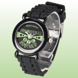 Relógio Nome personalizado irmão mais velho, crianças verd<br><div class="desc">Celebre o momento especial de se tornar um irmão grande com este relógio de criança personalizado! Apresentando um legal design verde preto e claro, este relógio orgulhosamente diz "Promovido ao Grande Irmão" com o nome do seu filho bem na face. É o presente perfeito para qualquer novo irmão mais velho,...</div>