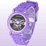 Relógio Nome personalizado irmãzinha preta crianças roxas<br><div class="desc">Celebre o momento especial de se tornar uma irmã grande com este relógio de criança personalizado! Apresentando um legal design preto e roxo claro, este relógio orgulhosamente diz "Promovido à Irmã Grande" com o nome de sua filha bem no rosto. É o presente perfeito para qualquer nova irmã mais velha,...</div>
