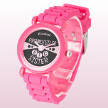 Relógio Nome personalizado irmãzinha preta e rosa-rosa<br><div class="desc">Celebre o momento especial de se tornar uma irmã grande com este relógio de criança personalizado! Com uma design legal de rosa claro e preto, este relógio orgulhosamente diz "Promovido à Irmã Grande" com o nome da sua filha bem no rosto. É o presente perfeito para qualquer nova irmã mais...</div>