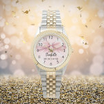 Relógio Nome rosa do arco do Bridesmaid<br><div class="desc">Um fundo cor-de-rosa suave e esbranquiçado. Decorado com um arco grande. Personalize e adicione o nome da dama de honra. Script de estilo manuscrito preto.</div>