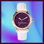 Relógio Nome Roxo Clássico Gama Rosa Banda Branco Dourado<br><div class="desc">Este elegante relógio de pulso na moda glam rosa-gold é decorado com um fundo roxo de beringela, banda branca, e personalizado com o seu nome. Você pode facilmente alterar o nome e excluir as linhas de números brancos, se desejar. Que presente moderno maravilhoso para uma dama de honra, madrinha de...</div>