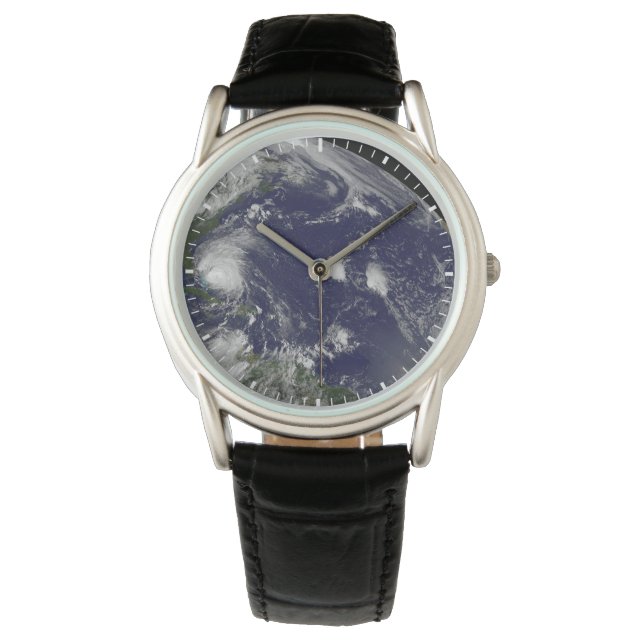 Relógio O Furacão Irene Se Movendo Através Das Bahamas. (Frente)