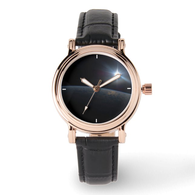 Relógio O Sol Se Situando Sobre O Horizonte Da Terra. (Frente)