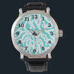 Relógio Padrão de recife de coral de praia azul-marinho<br><div class="desc">Este padrão náutico repetido, inspirado no oceano bonito/na praia, parece um recife de coral intricadamente tecido a branco numa praia - fundo azul. O elegante padrão de recifes de coral é feito em um olhar de estêncil. A cor do azul lembra os mares tropicais claros e brilhantes. Esta design simples...</div>