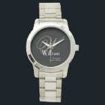 Relógio Padrinho Elegante Cinza Monograma Detalhe Branco P<br><div class="desc">Procurando presentes para a festa de casamento para o(s) seu(s) padrinho(s)? Considere este relógio clássico e elegante para padrinhos, com uma inicial monograma elegante e o nome dele e a data do casamento em uma bela fonte branca em um relógio preto de aço inoxidável com detalhes prateados. Clique em personalizar...</div>