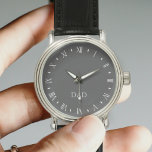 Relógio Pai de Vintagem Preta e Branca com Monitorização M<br><div class="desc">Adicione suas iniciais ou nome a esta com um discagem numérica branco roman estilo vintage em um fundo colorido de cinza</div>