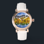Relógio Paisagem Cêntica Floresta e Montanhas<br><div class="desc">Um relógio com uma bela fotografia country. Montanhas de pedra com uma floresta de outono em cores brilhantes. Um lago tranquilo reflete as montanhas, árvores e gramíneas.</div>