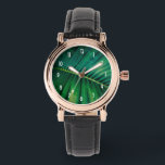 Relógio Palma Verde Frond Tropical Nature Foto<br><div class="desc">Um relógio com uma foto aproximada de uma folha tropical verde mostrando algumas frentes vibrantes de palma.</div>