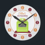 Relógio Personalizado de Cozinha da Loja Verde Ret<br><div class="desc">Um relógio com uma ilustração de um fogão de cozinha verde retrô. Personalize com seu nome sobre ilustração.  O relógio apresenta números brancos em pontos laranja e burgundy.</div>