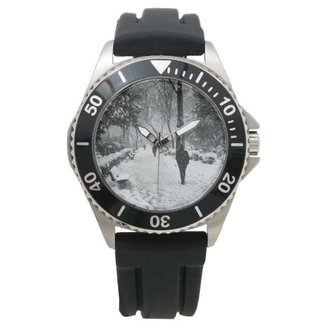 Relógio Pessoas no parque no dia de inverno de neve (Frente)