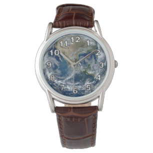 Relógio Planeta Terra do Espaço Exterior com Nuvens