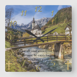 Relógio Quadrado 1 Peter 5:7 igreja perto da montanha