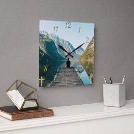 Relógio Quadrado 1 Peter 5:7 sentado no cais