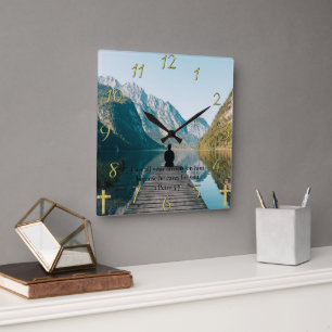 Relógio Quadrado 1 Peter 5:7 sentado no cais