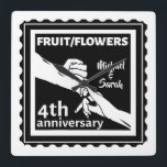 Relógio Quadrado 4.º aniversário de casamento com mãos românticas<br><div class="desc">Se quiser ajuda para personalizar este design, use o botão Perguntar a este designer, logo abaixo deste texto. Esta design tem uma ilustração de um casal casado de mãos dadas, em preto e branco. A mão da mulher tem uma aliança de casamento. O texto diz 4.º aniversário de casamento e...</div>
