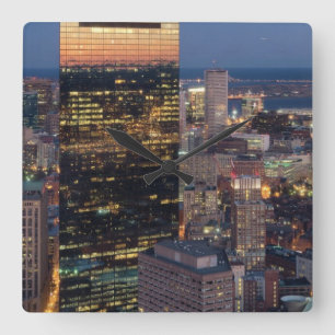 Relógio Quadrado A construção de Boston com luz arrasta na estrad