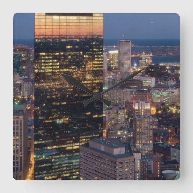 Relógio Quadrado A construção de Boston com luz arrasta na estrada (Frente)
