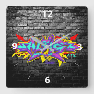 Relógio Quadrado Alfie na rotulação dos grafites com tijolos
