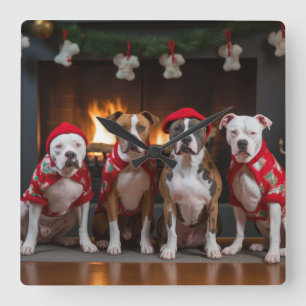 Relógio Quadrado American Staffordshire em frente à Lareira Natal