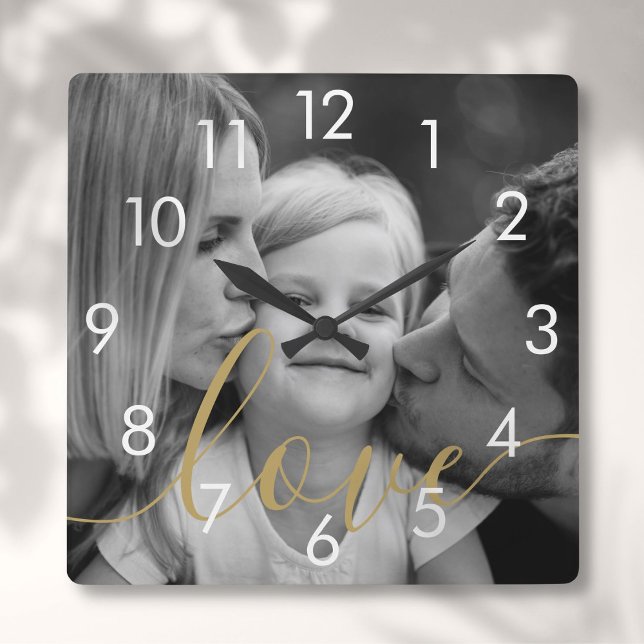 Relógio Quadrado Amor Dourado a Imagem Preta e Branca (Black and White Photo Gold Script Love Square Wall Clock)