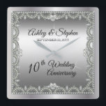 Relógio Quadrado Aniversário de Casamento dos Ouros Elegantes<br><div class="desc">Opulent elegance enquadra esta design do 10º aniversário de casamento em um único design de diamante escalado com diamante de lágrima central com sotaque de diamante em forma de coração e faxes acrescentando faíscas em um gradiente de tom prateado. Por favor, note que todos os embelezamentos são impressos e feitos...</div>