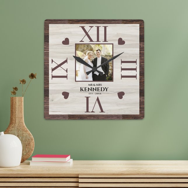 Relógio Quadrado Aniversário do Casamento de Fotos Personalizado da (Rustic Wood Personalized Photo Wedding Anniversary Square Wall Clock)