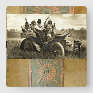 RELÓGIO QUADRADO APACHES E GERONIMO CONDUZINDO UM CARRO A MOTOR