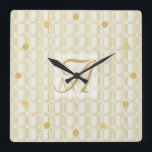 Relógio Quadrado Art Deco 3 - Letra Monograma Dourado Cream Squ<br><div class="desc">As cores de decoração aqui são base de creme leve com um padrão impressionante de estilo de deco de arte dourada no estilo de deco de arte. O monograma de 3 letras permite que você adicione as iniciais do primeiro nome do casal (letras menores) e o apelido do casado (inicial...</div>