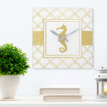 Relógio Quadrado Art Deco Ocean Wave Dourada Seacavalo Beach House<br><div class="desc">Esta design apresenta um cavalo marinho com um padrão de onda oceânica com efeito ouro. A imagem costeira do estilo Art Deco faz um relógio de parede moderno e único para a casa de praia.</div>