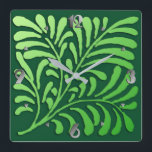Relógio Quadrado Art Deco Stylized Fern, Sombras de Verde<br><div class="desc">Um padrão estilizado de wallpaper da Art Deco fern em um gradiente verde,  macio,  sombreado,  contra um fundo verde esmeralda profundo,  com números prateados</div>