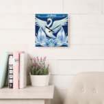 Relógio Quadrado Art Deco Swan e Travesseiro decorativo Lily<br><div class="desc">Um cisne branco espalha suas asas sobre lírios deco de arte em um lindo fundo azul.</div>