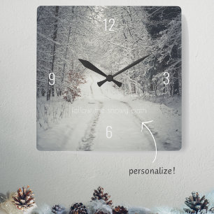 Relógio Quadrado Atravessar uma floresta de inverno coberta de neve