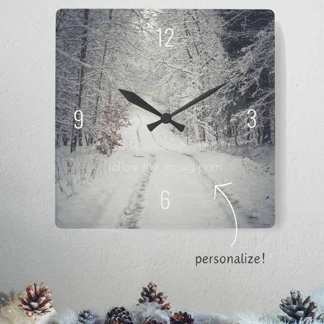 Relógio Quadrado Atravessar uma floresta de inverno coberta de neve (Criador carregado)