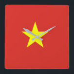Relógio Quadrado Bandeira de Vietnam<br><div class="desc">A bandeira vietnamiana é uma estrela em um campo. As cores usadas na bandeira são vermelho,  amarelo. A proporção da bandeira vietnamiana é 2: 3. A bandeira de Vietnam foi adotada em 1945.</div>